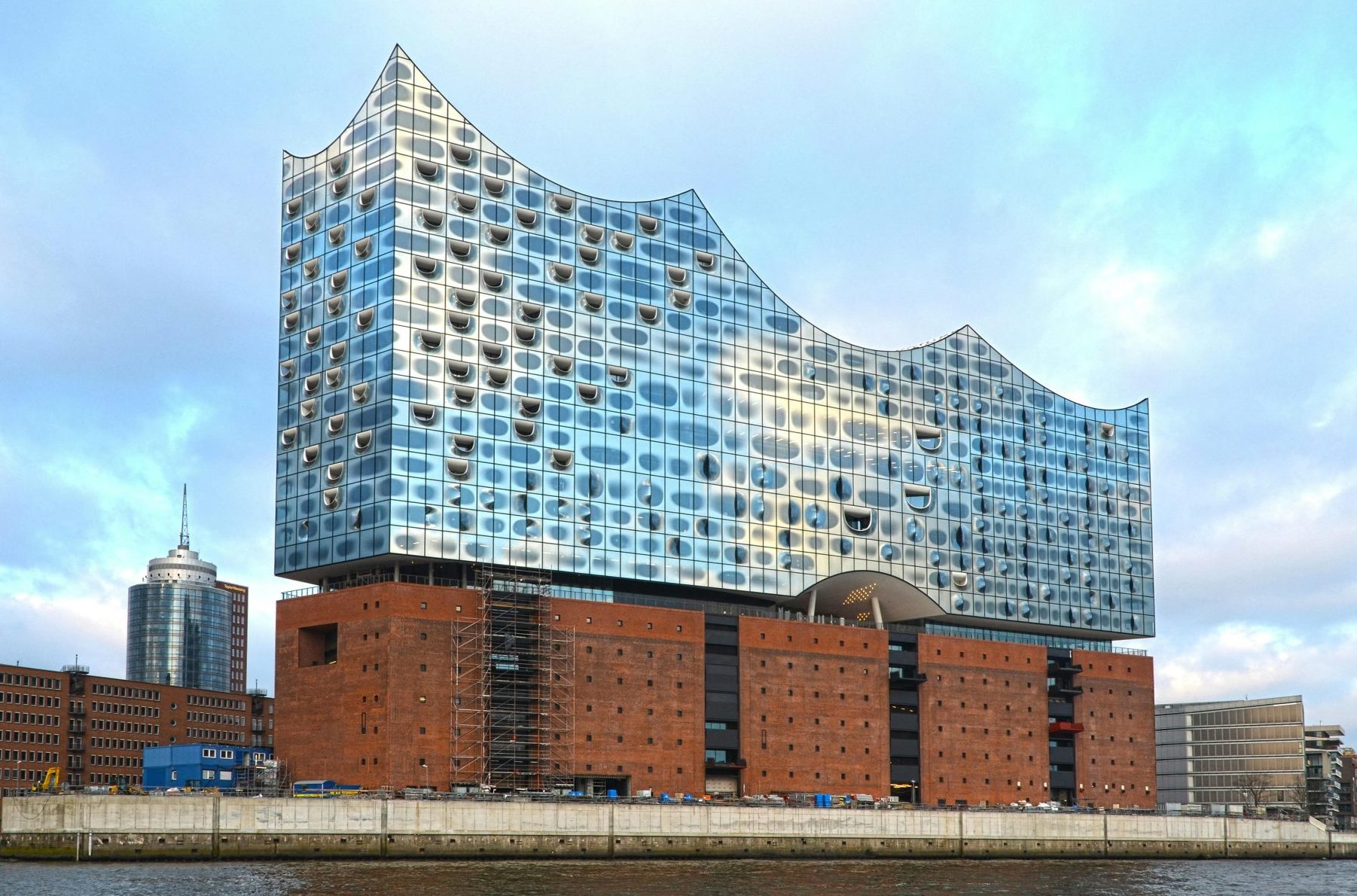 Atemberaubender Blick auf die Elbphilharmonie, in der sich der Himmel über der Elbe spiegelt.