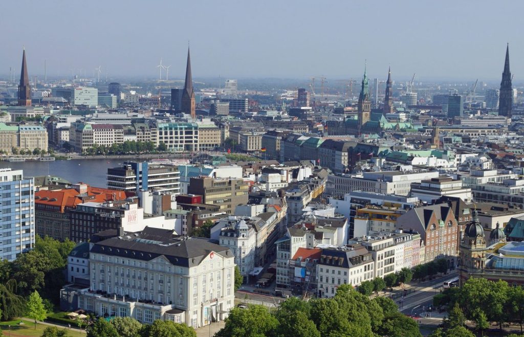 Blick auf eine Stadt, durch die ein Fluss fließt